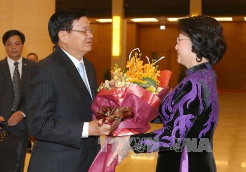 Staatspräsident und Parlamentspräsidentin empfangen den laotischen Premierminister - ảnh 1